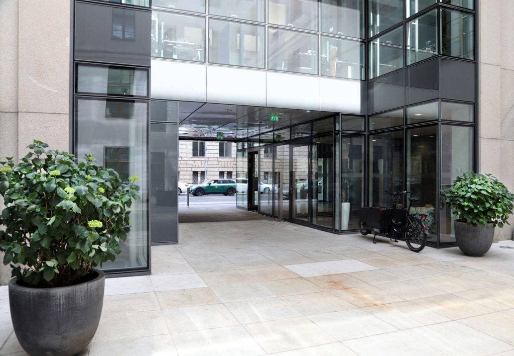 KfW – Bank für Wiederaufbau Niederlassung Berlin Moderner Gebäudeeingang mit Pflanzen