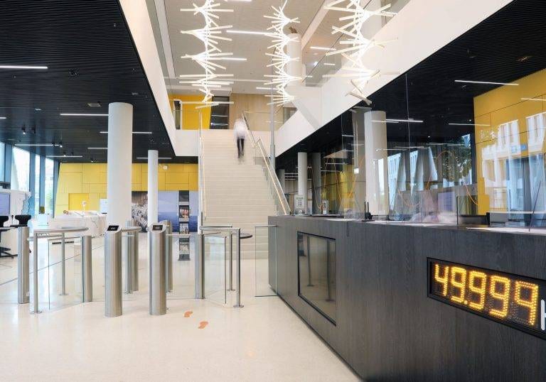 Foyer Zugang mit halbhohem Drehkreuz und halbhoher Schwenktür von außen