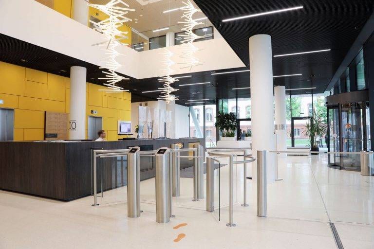 Foyer Zugang mit halbhohem Drehkreuz und halbhoher Schwenktür von innen