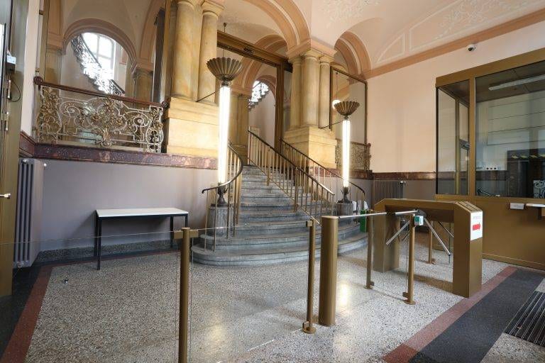 12 Eingangsbereich mit Zugangskontrolle