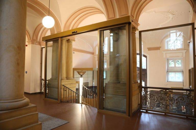 14 automatische Schiebetüranlage im Sonderfarbton Perlgold beschichtet