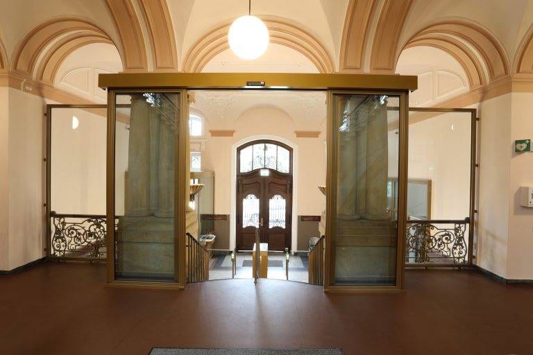 15 automatische Schiebetüranlage im Sonderfarbton Perlgold beschichtet