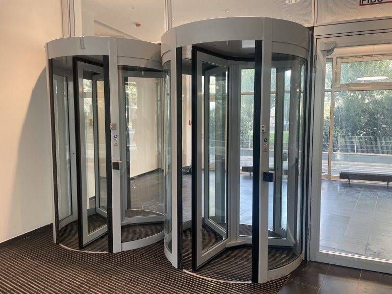 2 Sicherheitskarusselltür RC3 mit Vereinzelung