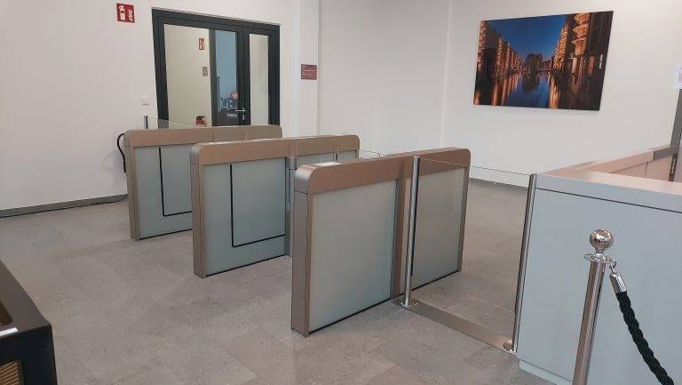 20 Bürohaus Berlin Sensorschleuse Argus 60 Aluminium eloxiert mit Glaspaneel