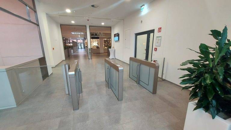 21 Bürohaus Berlin Sensorschleuse Argus 60 Aluminium eloxiert mit Glaspaneel