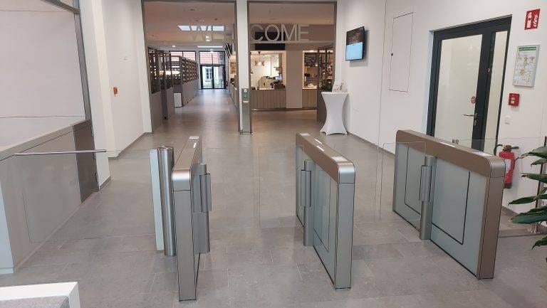 22 Bürohaus Berlin Sensorschleuse Argus 60 Aluminium eloxiert mit Glaspaneel