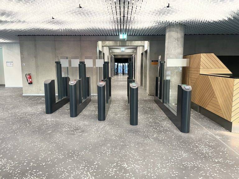 23 Bürohaus Berlin Sensorschleuse HSB E12 mit Sonderfarbbeschichtung