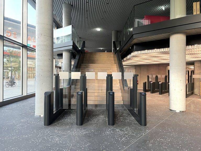 24 Bürohaus Berlin Sensorschleuse HSB E12 mit Sonderfarbbeschichtung