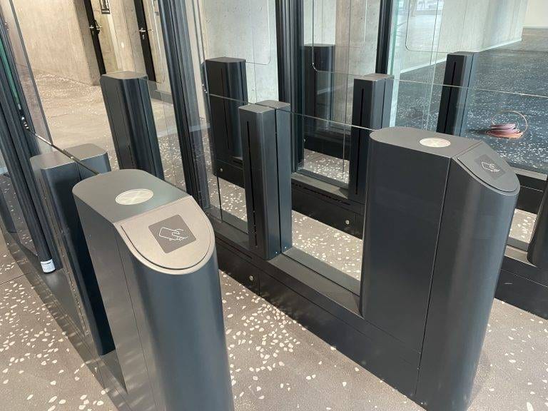 26 Bürohaus Berlin Sensorschleuse HSB E12 mit Sonderfarbbeschichtung