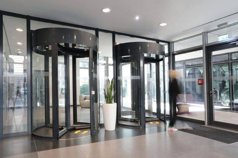 KfW Berlin Sicherheitskarusselltür mit Vereinzelung