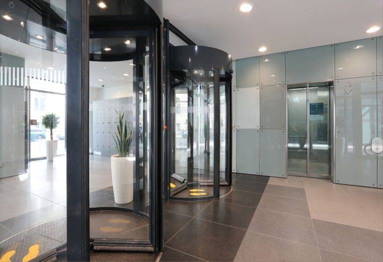 KfW Berlin Sicherheitskarusselltür mit Vereinzelung