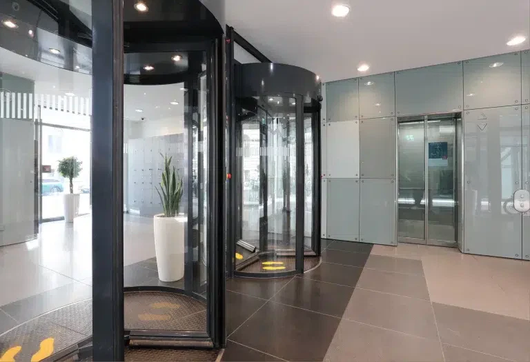 5-kfw-berlin-sicherheitskarusselltuer-mit-vereinzelung-1