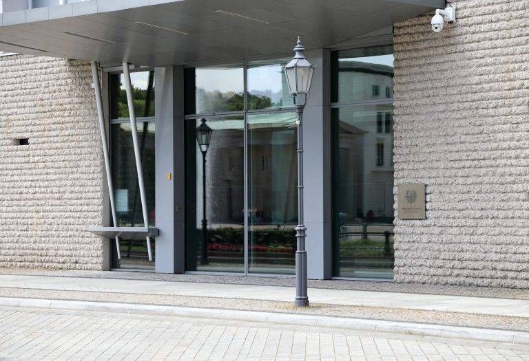 Stahlglaskonstruktion mit Unterflurschiebetüranlage