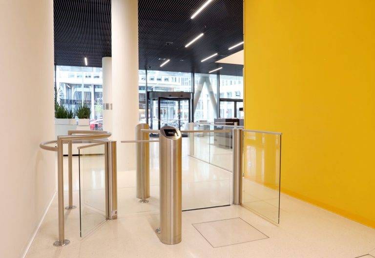 halbhohes Drehkreuz und halbhohe Schwenktür mit Edelstahlstandsäule