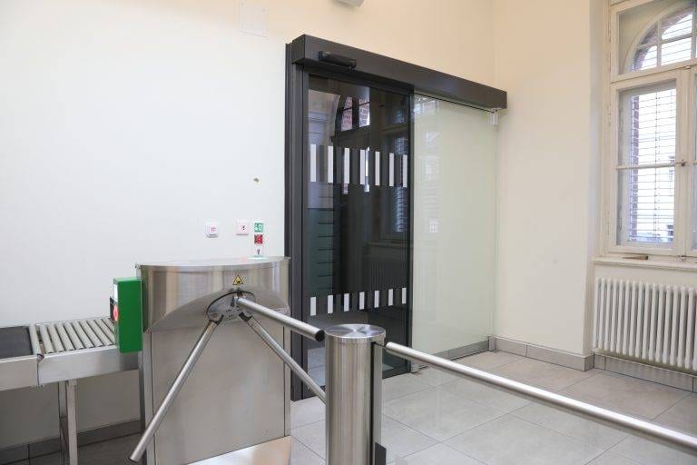 8 Schiebetüranlage mit Schleusenfunktion