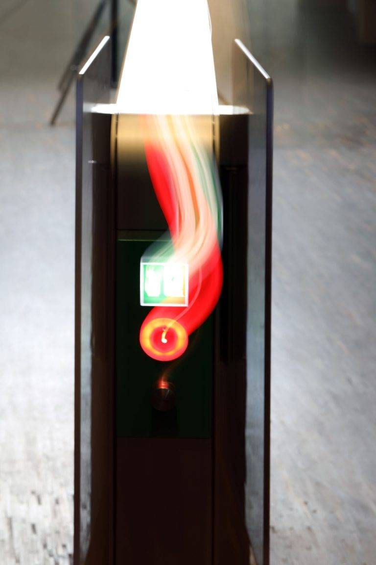 Sensorschleuse Argus 60 Detail Fluchtwegtaster im Sensorschleuse Argus 60 Detail Befestigung Schwenkflügel im Samurai Museum Berlin