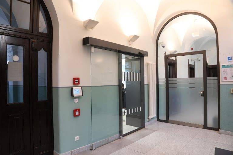 9 Schiebetüranlage mit Schleusenfunktion