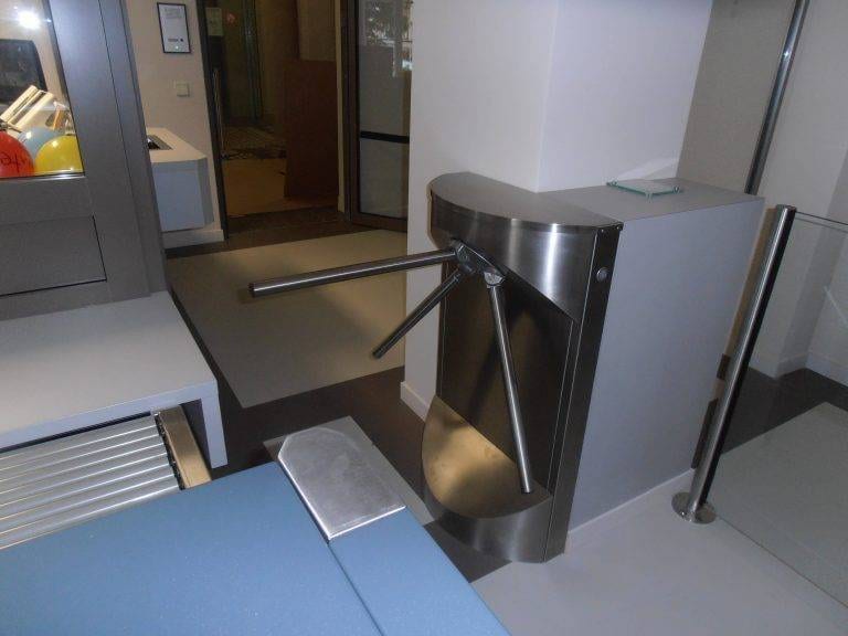 Amtsgericht-Potsdam-Drehsperre-als-kontrollierter-Zugang