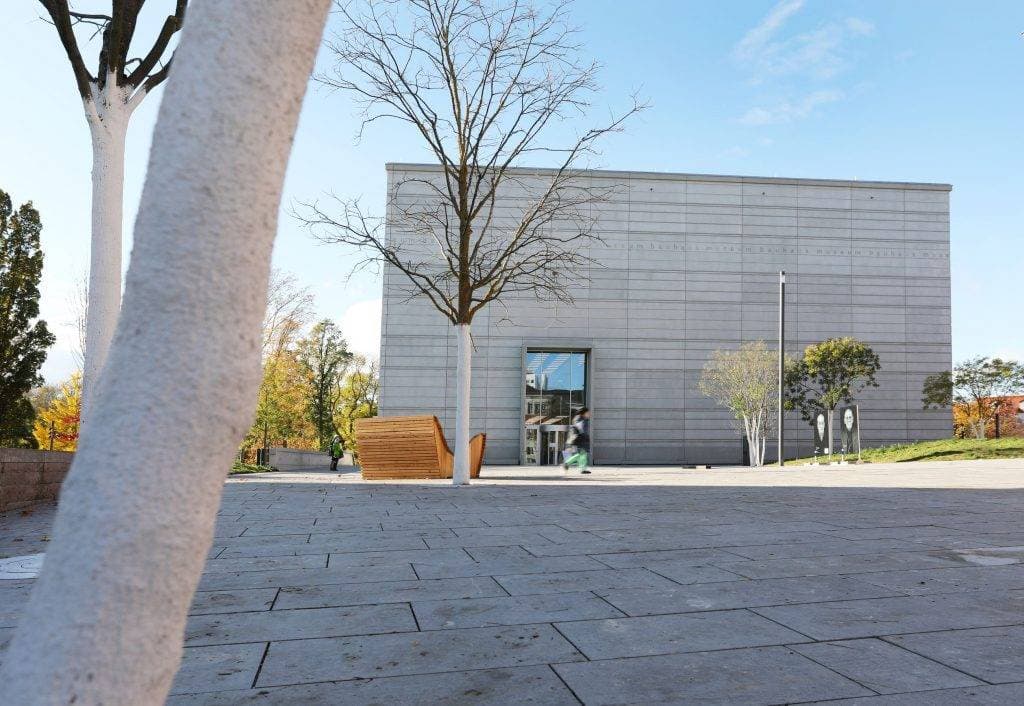 Bauhaus Museum Weimar Moderne Architektur mit Bäumen