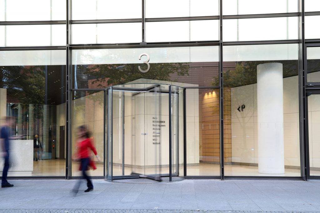 Bürogebäude C1 Potsdamer Platz Gebäude mit Drehkreuz-Tür