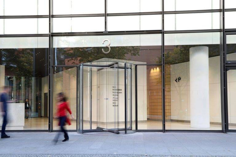 Karusselltüranlage im Ganzglas-Design