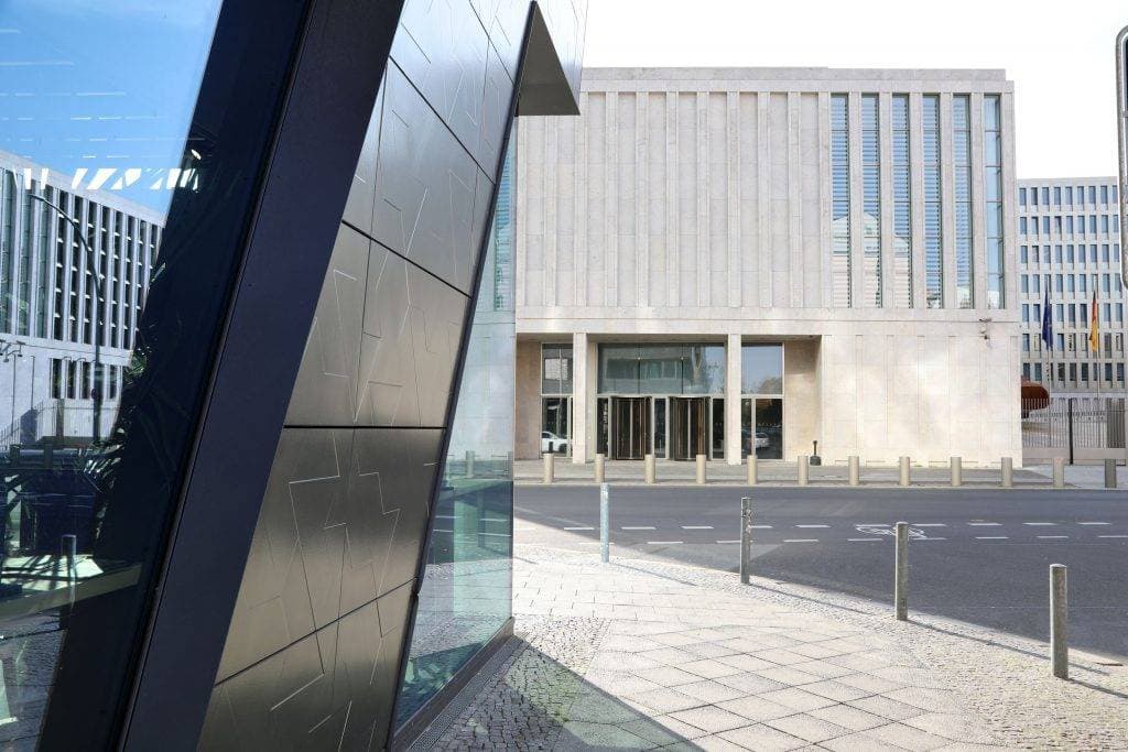 Bundesbehörde Berlin Mitte Moderne Gebäude mit Glasfassade
