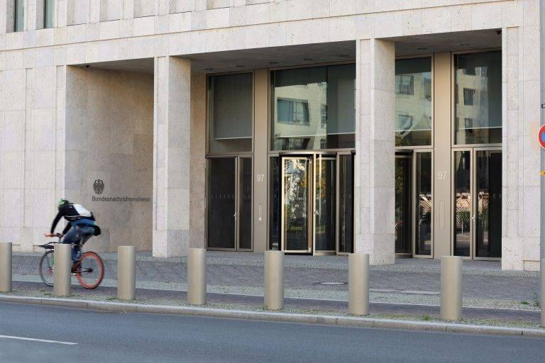 Bundesbehörde Berlin Unterflur Karusselltüren und Seitentüren mit Unterflurdrehtürantriebe