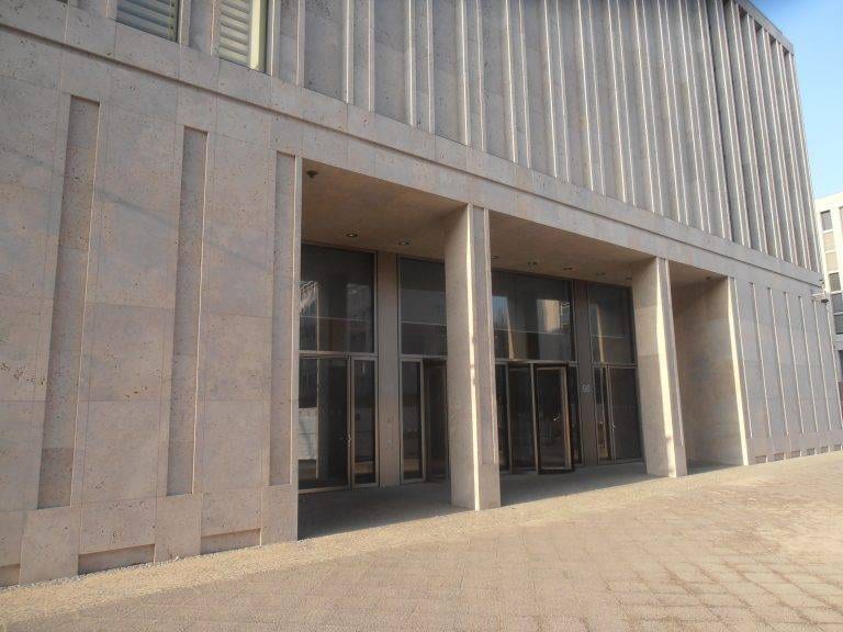 Bundesbehörde Berlin – Zugang für Mitarbeiter und Besucher mit Behindertentür und Bodenantrieb