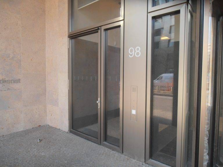 Bundesbehörde Berlin – Zugang für Mitarbeiter und Besucher mit Behindertentür und Bodenantrieb unter der Kellerdecke