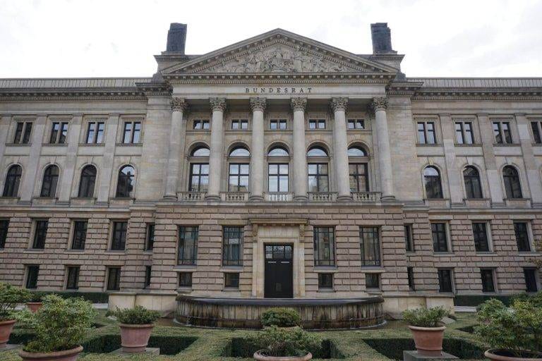Bundesrat Tür Einbruch- und Durschusshemmung Ansicht außen