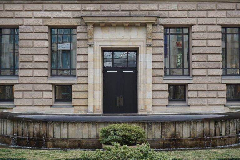 Bundesrat Tür Einbruch- und Durschusshemmung Ansicht außen