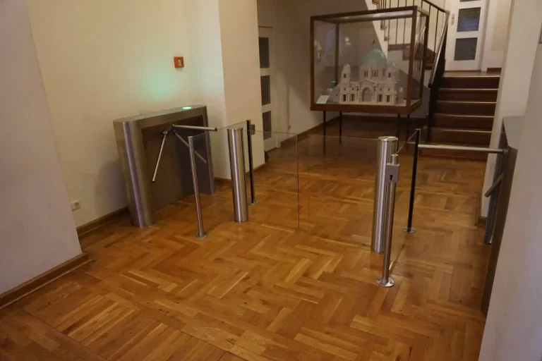 drehsperre-schwenktuer-mit-zaehlwerk