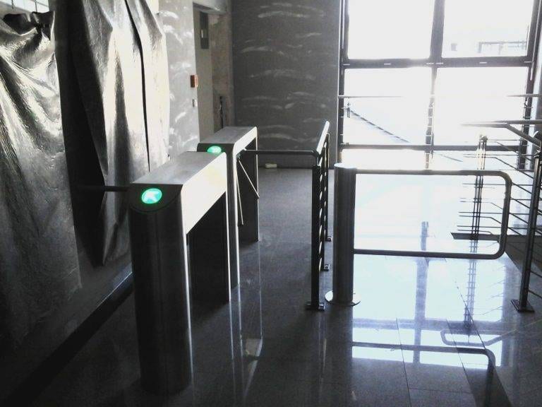 Framus-Warwick-Schwenktür-mit-Drehsperre-im-Fluchtweg