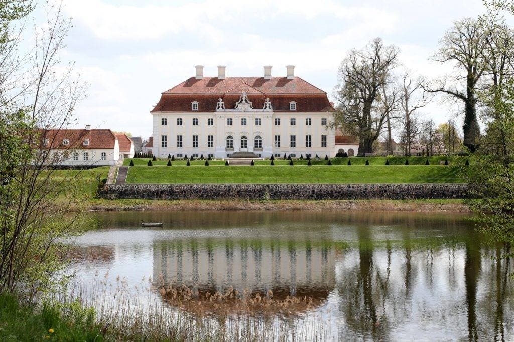 Gästehaus der Bundesregierung Schloss Meseberg Schloss mit Teich