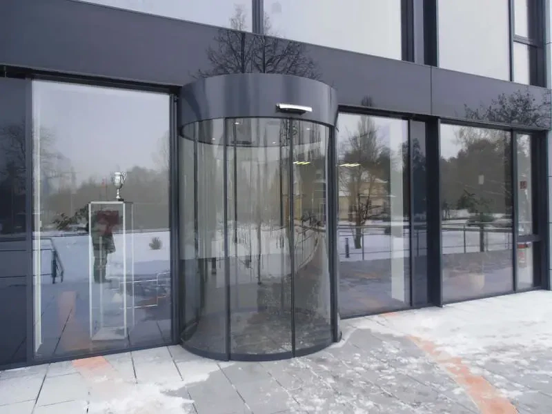 Drehtür am modernen Gebäude