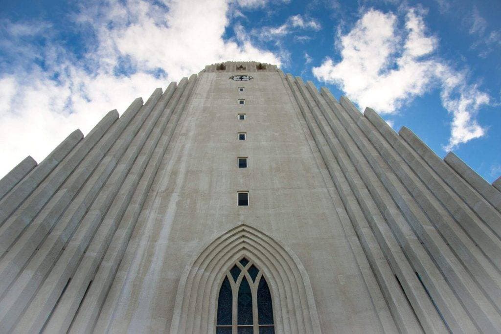 Hallgrímskirche in Reykjavík Hohes weißes Gebäude mit Fenstern