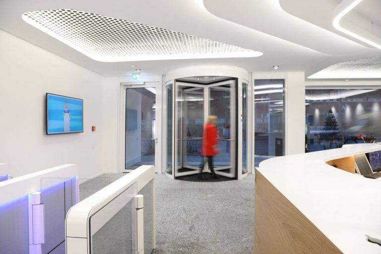 Ideal Foyer mit Sensorschleuse Argus 80 und Karusselltür