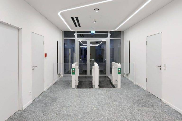 Ideal Hintereingang mit Sensorschleuse Argus 40