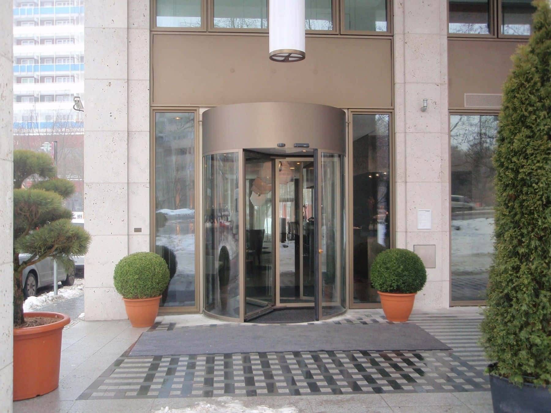 Drehtür am Gebäudeeingang