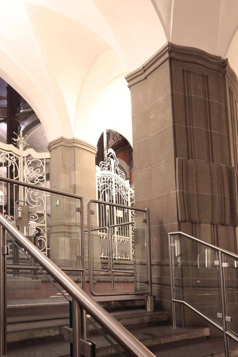 Treppenaufgang mit Leitbügel und manueller Schwenktür