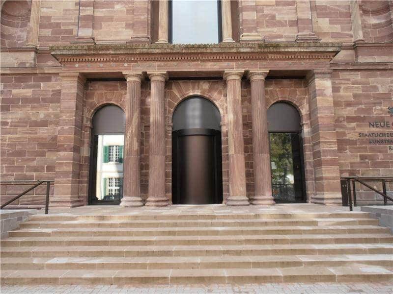 Museumseingang mit Säulen