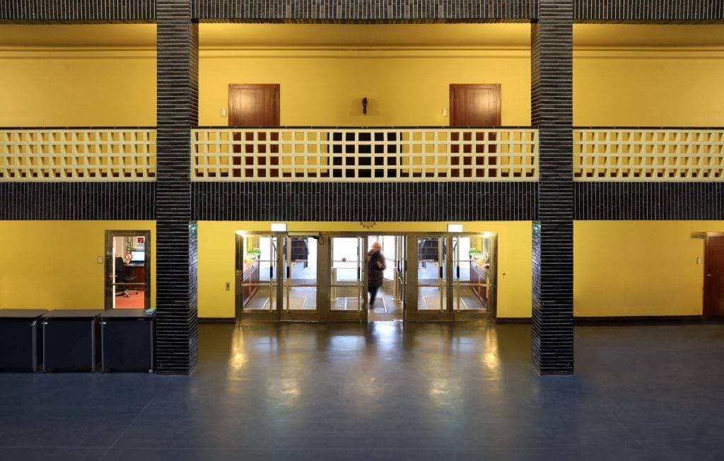 rbb Berlin Gelbe Innenhalle mit Türen