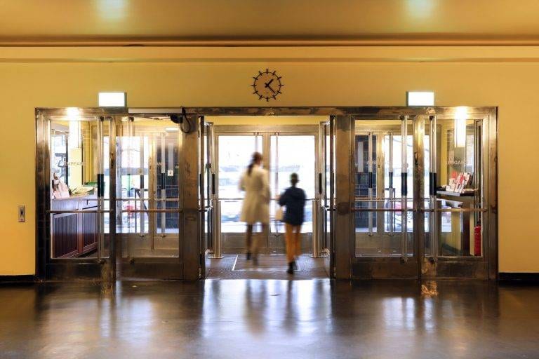 Durchgang mit doppelflügeliger Schwenktür