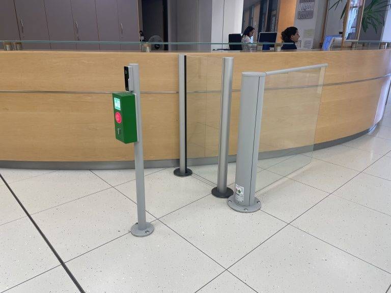 Schwenktür mit Fluchttürfunktion und Farbbeschichtung