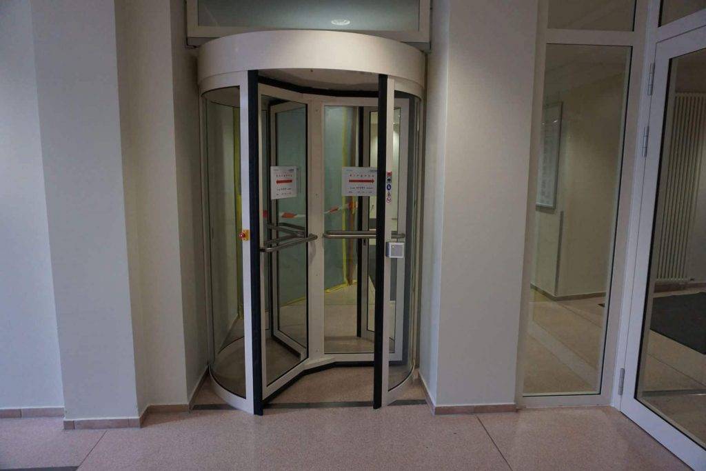Drehtür im Eingangsbereich