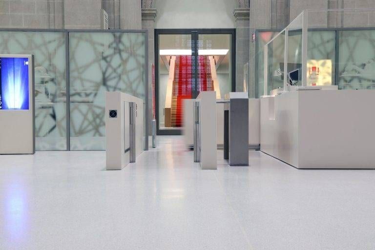 Staatsbibliothek kontrollierter Zugang mit Sensorschleuse und Dreiarmdrehsperre