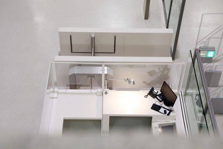 Staatsbibliothek kontrollierter Zugang mit Sensorschleuse und Dreiarmdrehsperre