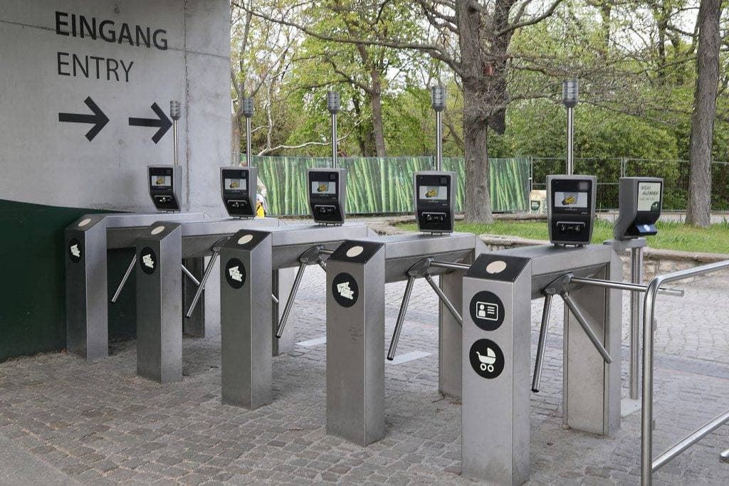 Löwentor am Zoologischen Garten Berlin Eingang Drehkreuze mit Pfeilen