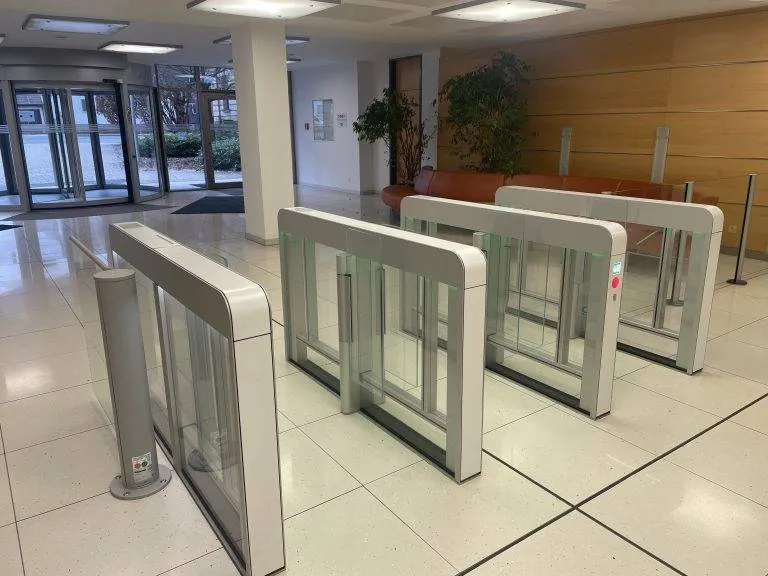 10 Bürohaus Bayreuth Sensorschleuse Argus 60 ohne Seitenpaneel