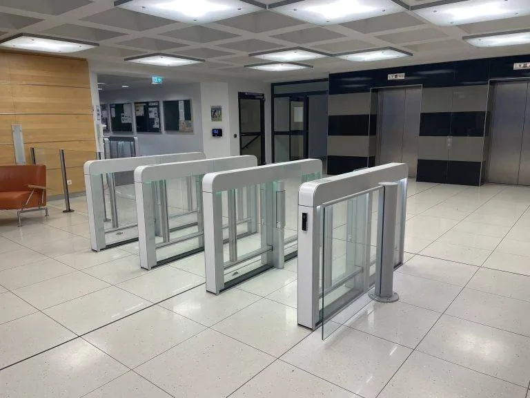 11 Bürohaus Bayreuth Sensorschleuse Argus 60 ohne Seitenpaneel